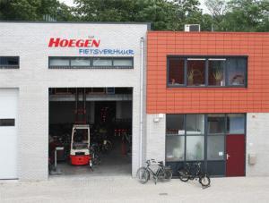 Hoegen Fietsverhuur Nunspeet op de Veluwe. De voorkant van HOEGEN FIETSVERHUUR