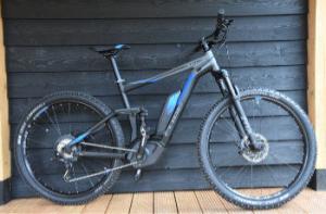 In de lente door de natuur op een elektrische mountainbike